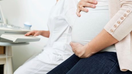 Jordmor og gravid kvinne Jordmor og gravid kvinne