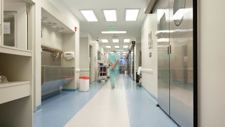 Sykehus Helsepersonell som går bortover i en sykehuskorridor.