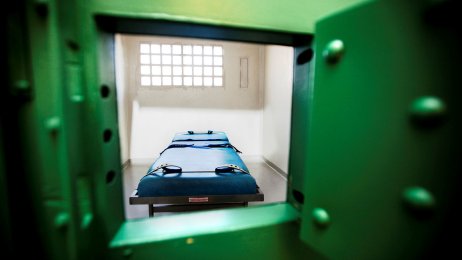 Seng med belter på isolat, fra Ila sikringsanstalt