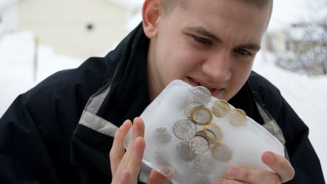 Lønn Bildet viser en mann med penger