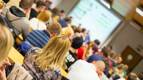 Studenter Bildet viser en gruppe studenter som sitter i en forelesningssal