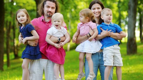 Helsebror og -søster Bildet viser en mann og en dame som begge bærer to barn