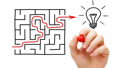 Lys i enden av labyrinten Illustrasjonen viser en rød strek som tegner seg gjennom en labyrint. I enden av labyrinten er det en lysende lyspære.