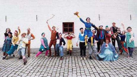 Klokkeklovnene er en gruppe klovner som opptrer på sykehjem.