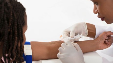 Sykepleier med sprøyte