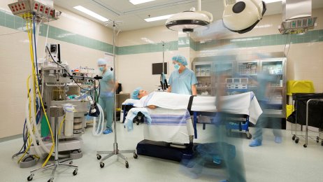 operasjonsstue Medisinsk team diskuterer på operasjonsstue