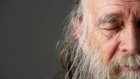 Bildet viser en gammel mann med skjegg