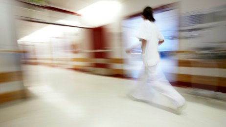 Stress Sykepleier som løper og stresser.