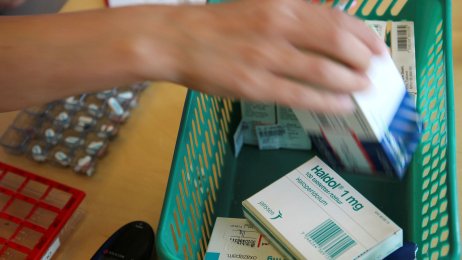 Sykepleier legger ut medisiner i dosett på sykehjem i Os.