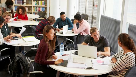 Studenter som gjør gruppearbeid