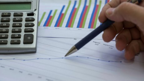 Ledelsen viser en person som leser statistikk