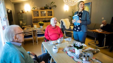 Eldre- og folkeminister Sylvi Listhaug treffer beboere, pårørende og ansatte på Hobøl Bo- og behandlingssenter. . F.h.: Sylvi Lis... Credit: NTB scanpix