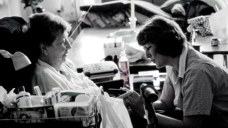 Hjemmesykepleien Fra hjemmesykepleien åpen omsorg i Onsøy kommune. Sykepleier Grethe Henriksen og en pasient