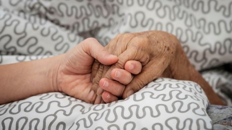 hender Ung hånd holder eldre