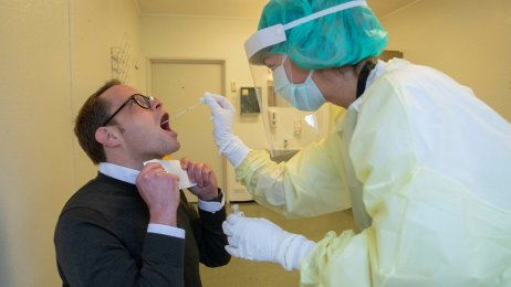 Helsearbeider utfører koronatest