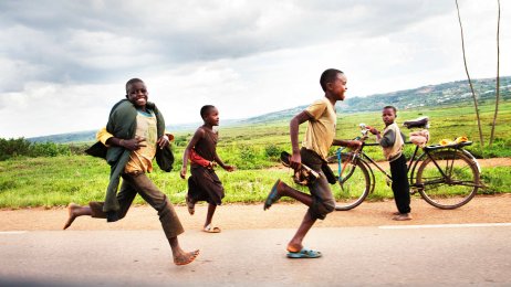 Fra Rwanda, the land of the thousand hills. Utenfor Kigali. Over halvparten av befolkningen er under 18 år. Etter folkemordet i 1994.