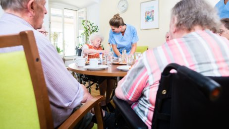 Eldre som spiser sammen Eldre som spiser sammen