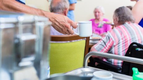 Servering av kaffe til eldre Servering av kaffe til eldre