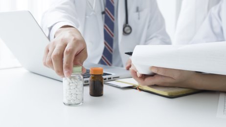 Lege deler ut medisiner Lege deler ut medisiner