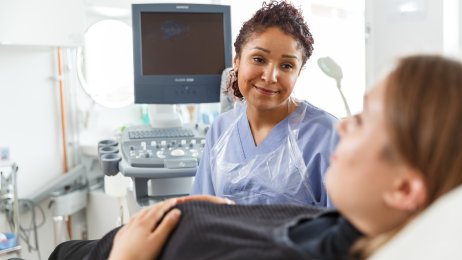 Gravid kvinne undersøkes av en jordmor