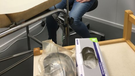 Helsesøster Åshild Stangeland Bildet viser helsesøster Åshild Stangeland som sitter ved en benk for en gynekologisk undersøkelse