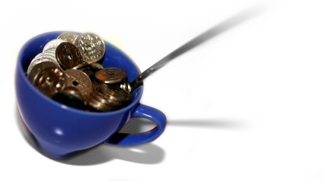 En blå kopp med kronestykker En blå kopp med kronestykker