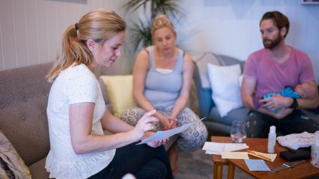 Jordmor Kristina Øien Sæhle på hjemmebesøk i bydel Alna. Bildet viser jordmor Kristina Øien Sæhle på hjemmebesøk hos mor Hanna Abrahamsson og far Torjus Myre Ulsaker og deres tre dager gamle sønn.