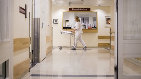 ALENE: Jordmødre kan oppleve emosjonell smerte når et barn dør. Noen føler at de må skjule sine følelser på jobb. Foto: Alexander Svanberg.