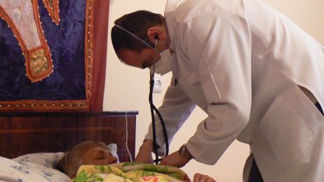 Bildet viser lege som undersøker tuberkulose-pasient