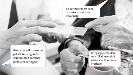 Bildet viser en sykepleier som gir medisiner til en eldre dame fra en dosett