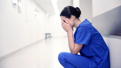 umotivert sykepleier Umotivert og lei sykepleier holder hendene foran ansiktet.