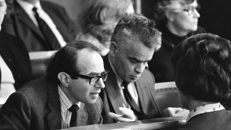 Abortkamp Bildet er i svart-hvitt fra 1974 og viser Gro Harlem Brundtland i samtale med helsedirektør Torbjørn Mork og lege Berthold Grünfeld