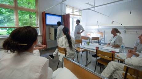 Sykepleierstudenter ved HiOA Bildet viser sykepleierstudenter ved Høgskolen i Oslo og Akershus inne i et undervisningsrom. Alle har uniformer på.