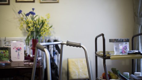 Rom på sykehjem Bildet viser et rom på sykehjem der man kan se litt av rullatoren samt andre personlige eiendeler