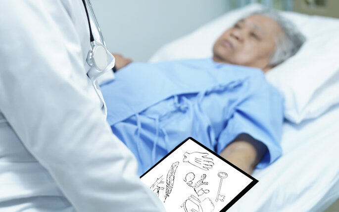 Bildet viser en mann i en sykehusseng. En sykepleier står ved siden av med et skjema i hånden
