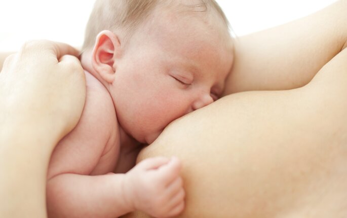 Sak om amming på barsel under covid-19-pandemien Sak om amming, en baby får morsmelk