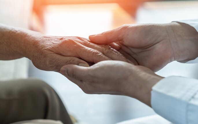 Bilder viser en omsorgsfull hånd som holder en pasients hånd
