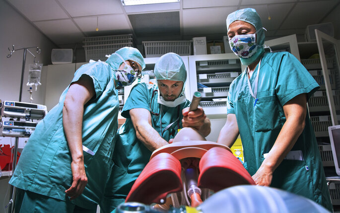 Bildet viser sykepleiere som øver seg på å etablere frie luftveier på en dukke