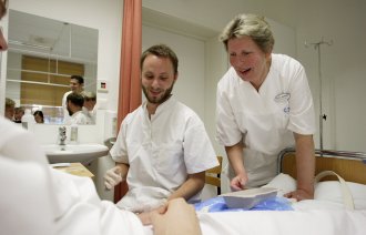 Bildet viser praksisundervisning av studenter på OUS, Ullevål.