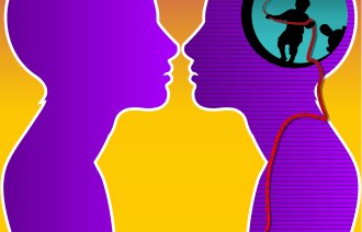 Bildet viser silhuetten av to mennesker i profil som står mot hverandre.