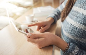 kvinne, mobil Bildet viser to kvinnehender som holder en mobil