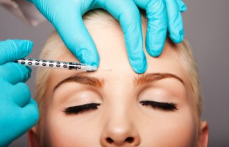 Bildet viser en kvinne som for injisert botox