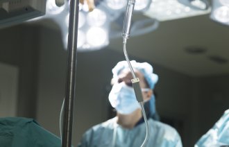 Antibiotika gis intravenøst under operasjon.