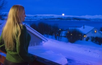 Bildet viser Lill Sverresdatter Larsen hjemme i Tromsø