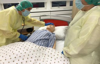 Simulering: Lærerne Randi Caspersen Bratland og Linda Jansen viser hvordan sykepleiere skal behandle pasienter med meningitt.