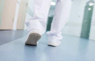 Bildet av føttende til helsepersonell