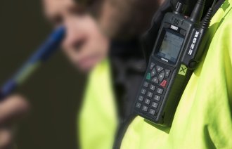 Bildet viser politi med nødnett