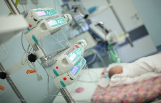 Bildet viser et barn på intensivavdeling