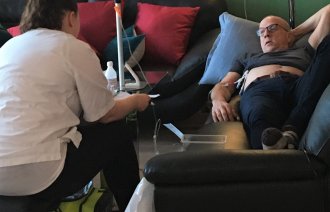 Bildet viser Bjørn Vidar Grønvold som får behandling hjemme.