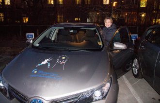 Bildet viser Nina Granum Lycke på vei ut med bilen til Avansert hjemmesykehus for barn.